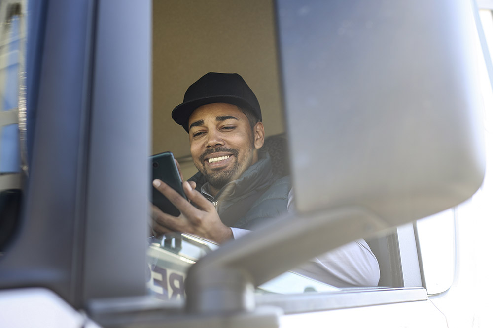 chauffeur de camion avec un smartphone